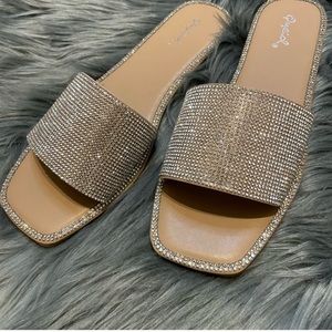 Cute rose gold rhinestone sandals 
There is no size but they are a 9 1/2